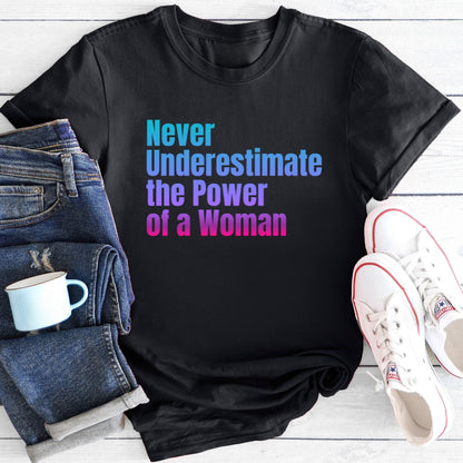 Never underestimate the power of a woman | T-Shirt