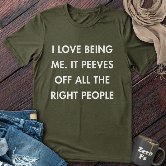 I Love Being Me | T-Shirt