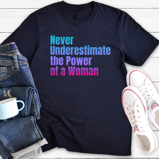 Never underestimate the power of a woman | T-Shirt